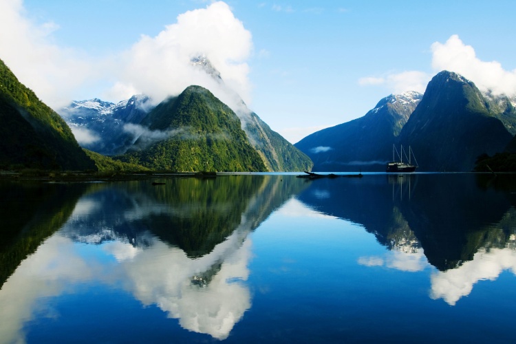 Crossing the Tasman: Why Aussies Road-Tripping NZ Choose an eSIM Over Roaming